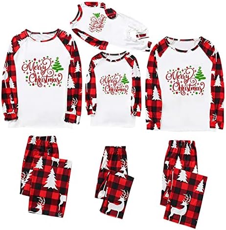 Божиќни пижами што одговараат на семејство од 3 семејни семејни пижами, кои се совпаѓаат со пижами, поставени Божиќни лабави