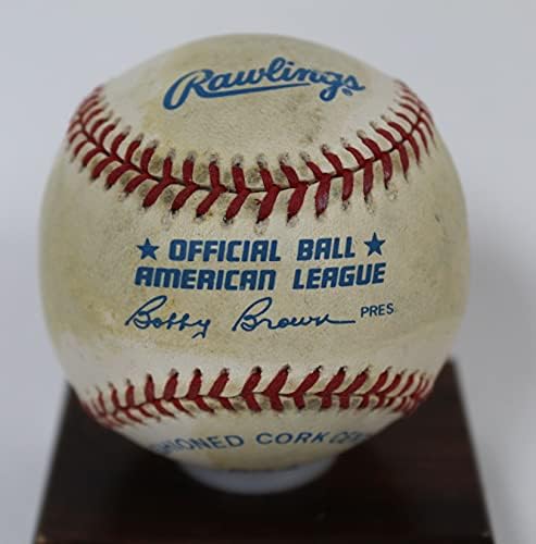 Мајк Близа потпиша автограмиран официјален бејзбол во Американската лига - холограми кои одговараат на ЦОА