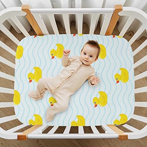 Kicpoay опремени чаршафи со креветчиња сини и жолти патки затегнати преносни листови за игра за бебиња, дише мек мини душек за креветчиња 39 x