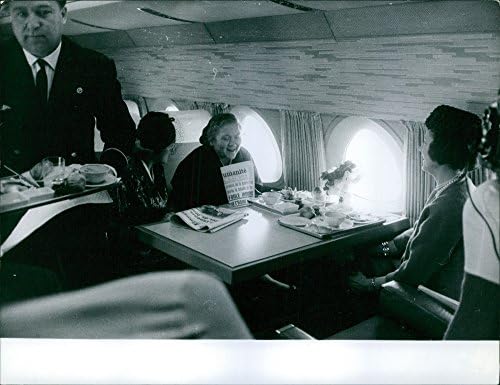 Гроздобер фотографија на Нина Хрушчева со оброк на лет.