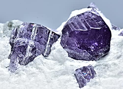 50 грам флуоресцентни прекинати виолетова скаполитска кристал на матрица