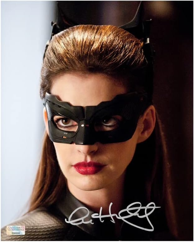 Ен Хатавеј автограмираше 2012 година Темниот витез се крева Catwoman Closeup 8x10 фотографија
