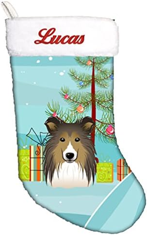 Богатства на Каролина BB1614CSEMB новогодишна елка и Шелти Персонализирани Божиќни порибувања, камин што виси чорапи Божиќна сезона