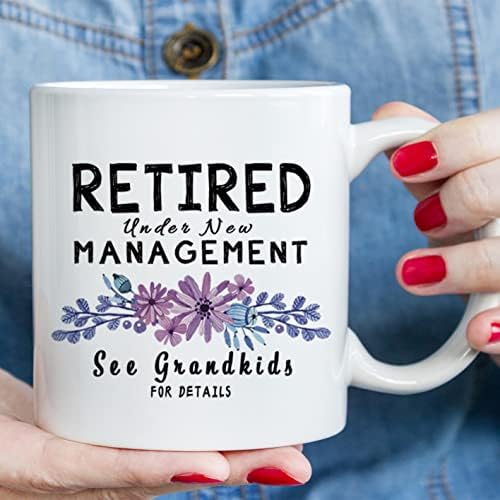 Аијаја смешни подароци за пензионирање за жени - во пензија под ново управување Види внуци за детали за кригла Подароци за пензија