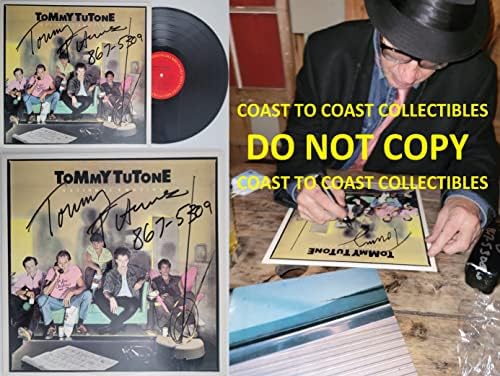 Томи Тутон потпиша автограмиран Национален албум за емоции 867-5309 enени Коа Доказ.