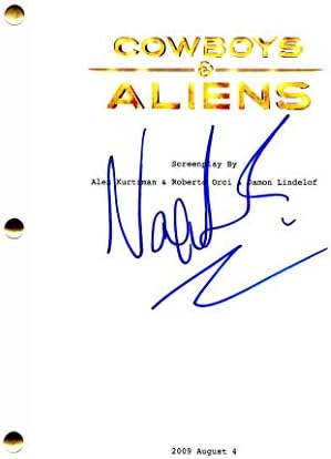 Ноа Рингер потпишаа автограм - Каубојски и вонземјани филмски скрипти - Последниот Airbender, Даниел Крег, Харисон Форд, Оливија Вајлд, Сем