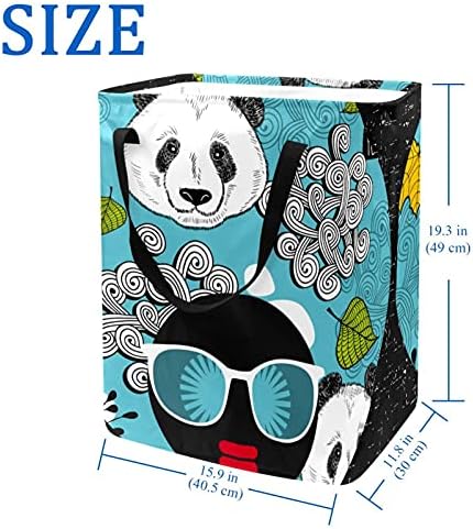 Млада жена и корпа за алишта за перење на панда, голема крпа, корпа за торбички, преклопени алишта за перење со рачки