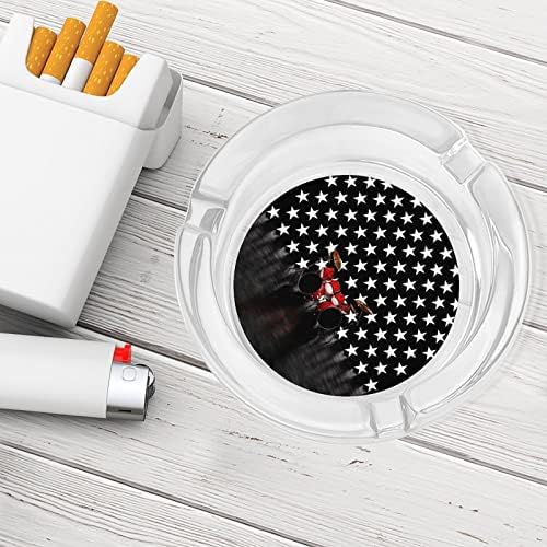 Кул тапан поставен во црвена боја против стакло од цигари од пепелници околу држачот за пушење на пепел за домашна табела за