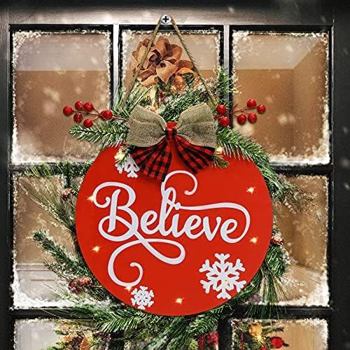Божиќ Верувајте знак врата што виси со LED светла, дрвени биволски карирани Божиќни украси со Бери за Божиќна прозорец wallидна