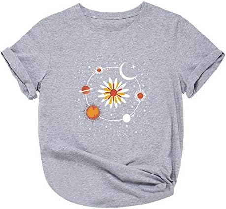 Женски летни маици симпатични кратки ракави врвови, обични тркалезни кошула на вратот дами цветни месечини блузи графички маички