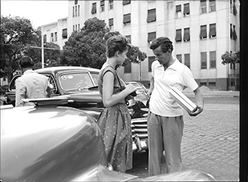 Гроздобер фотографија на Питер Вулиџ Таунсенд разговара со жена.