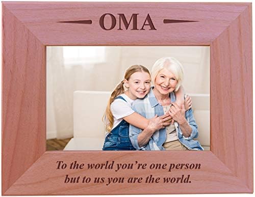 CustomGiftsNow Oma - На светот сте една личност, но за нас сте светот - врежана рамка за слика на дрво