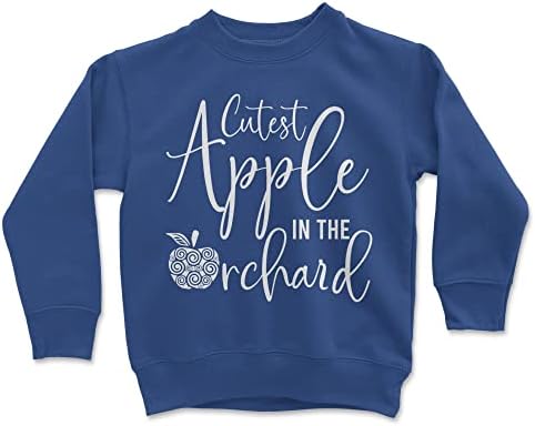 Луксузно најсеченото јаболко во џемпер на овоштарник дете