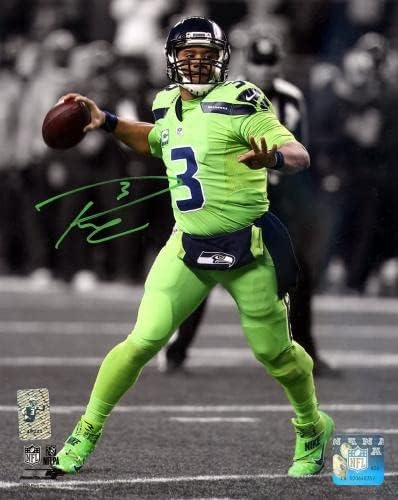 Расел Вилсон автограмираше врамена 8x10 фотографија Сиетл Seahawks Акција зелена боја Rush RW Holo Stock #202117 - Autographed NFL Photos