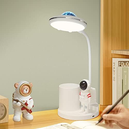 Aluocyi LED биро за ламби за деца, астронаут симпатична мала ламба за биро со порта за полнење со USB, држач за пенкало, ноќни светла за проекција