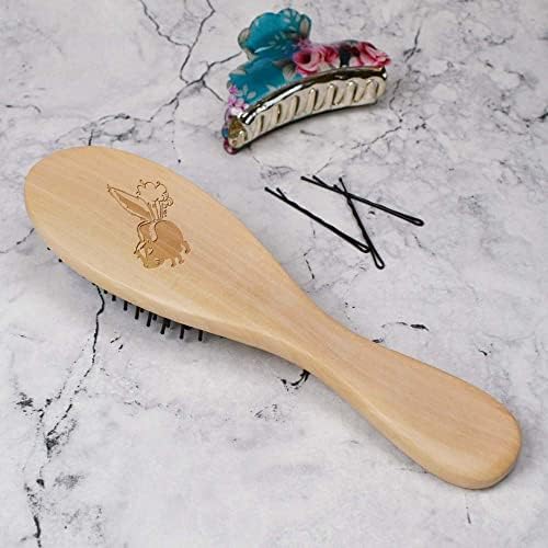 Азиеда „пржејќи“ дрвена четка за коса