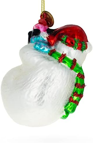Поларна мечка со божиќен украс на пингвин стакло