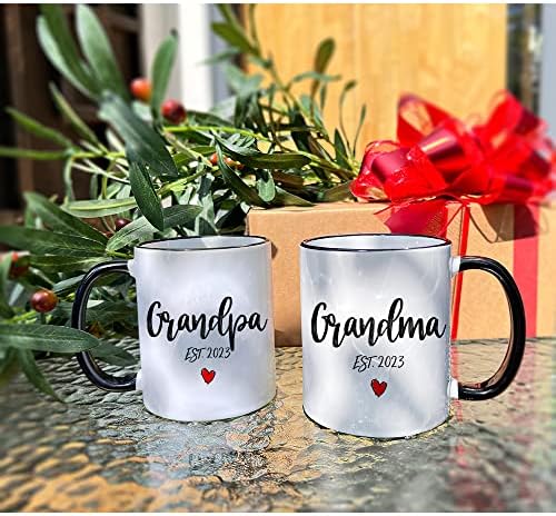 EST 2023 баби и дедовци кафе чаши од 2, 2023 година Најдобри честитки за баба и дедо мама тато, уникатни Божиќни роденденски подароци