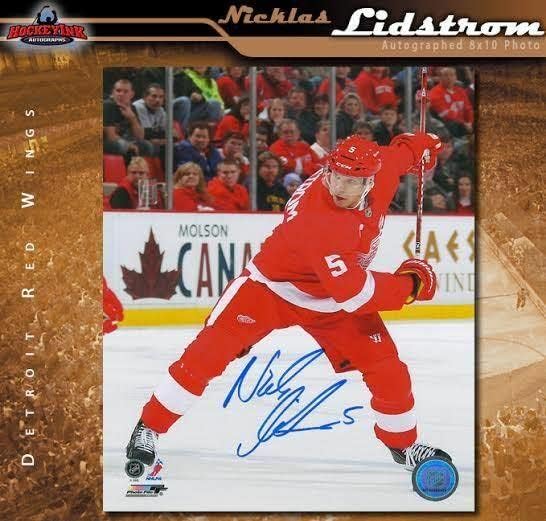 Никлас Лидстром потпиша Детроит Црвени крилја 8x10 Фотографија - 70155 - Автограмирани фотографии од НХЛ