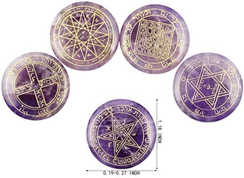 Mookaitedecor пакет: 7 парчиња чакра камења врежани англиски симболи Полирани палми камења и сет од 5 аметистични вештерки руни врежани