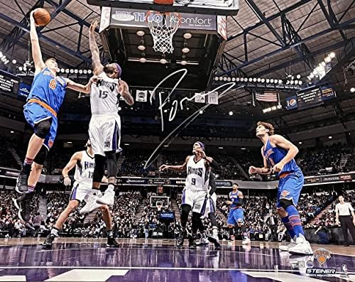 Kristaps Porzingis потпиша Newујорк Никс 16х20 Фото фанатици - Автограмирани НБА фотографии