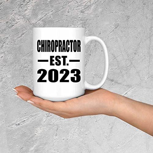 DesignSify Chiropractor утврден EST. 2023 година, 15oz бело кафе кригла керамички чај чај со рачка, подароци за роденденски годишнини Божиќ Божиќни
