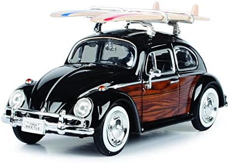 Играчки автомобили 1966 VW Beetle Black со дрвени панели и две сурфари на Rack Rack 1/24 Diecast Model Car By Motormax 79591
