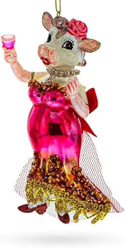 Крава во розов фустан, држејќи вино чаша Божиќен украс