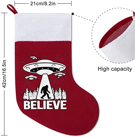 Bigfoot вонземјанински НЛО Божиќ што виси чорапи за порибување за Божиќно дрво за одмор дома