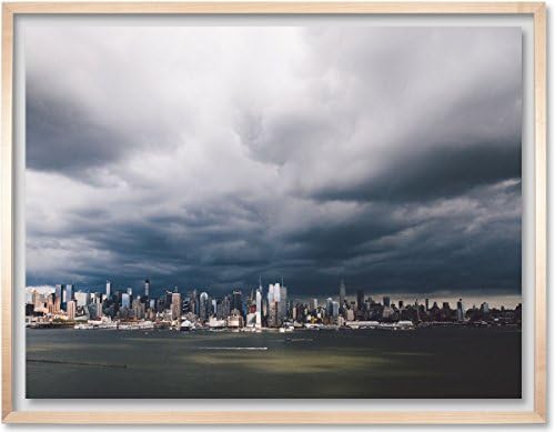 Поглед На Менхетен Под Бура Облаци