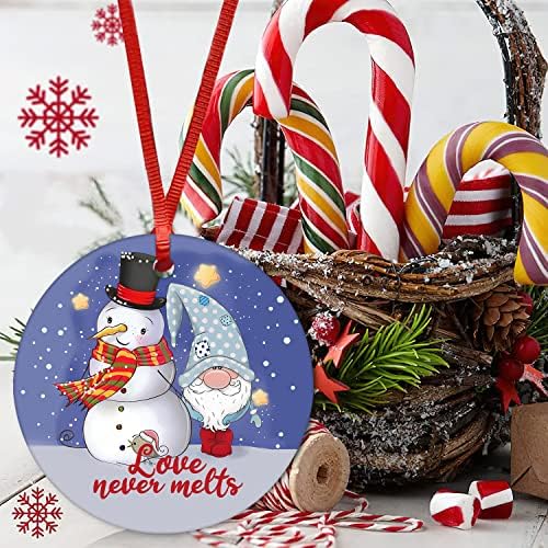 Loveубовта никогаш не се топи кружен керамички украс Снежен човек Гноми Божиќен рамен порцелан за бебиња нови родители Божиќни украси за дрво