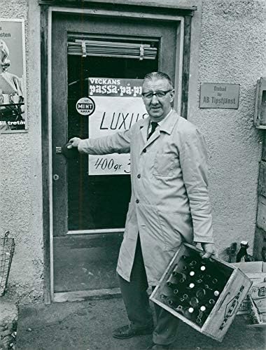 Гроздобер фотографија на Ворнер Рикард Карлсон од 214; evевик надвор од неговата продавница во Сон.