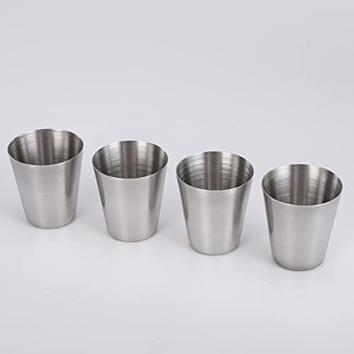 Cchude 4 парчиња 1oz не'рѓосувачки челик чаши метални садови за пиење виски чаши со пупки со кожена пумпа за носење на отворено кампување