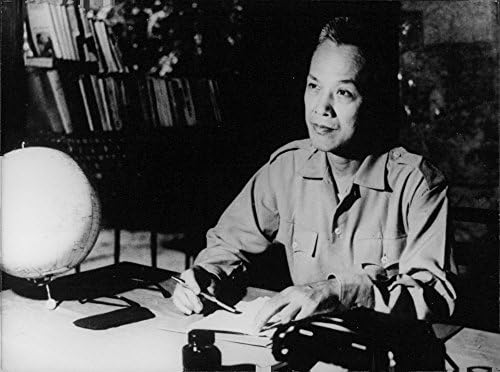 Гроздобер фотографија на Нгуен Хуу на неговата работна маса, на функцијата.