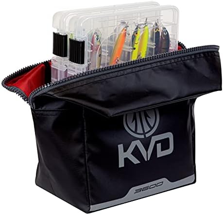 Плано KVD Wormfile Signature Series 3600 Speedbag, црна TPE обложена ткаенина со црвен ентериер и акценти, премиум мека торба за риболов, складирање