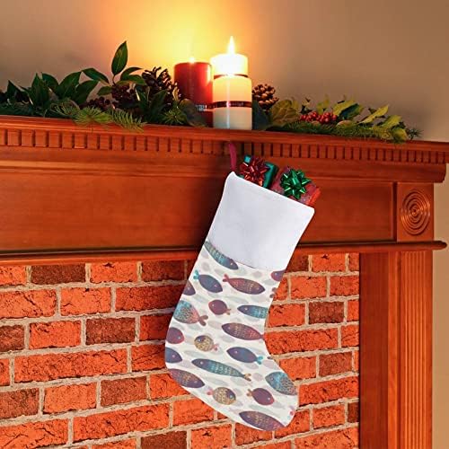 Смешна шарена акварела риба уметност Божиќни порибни чорапи со кадифен камин што виси за декор за домашно дрво