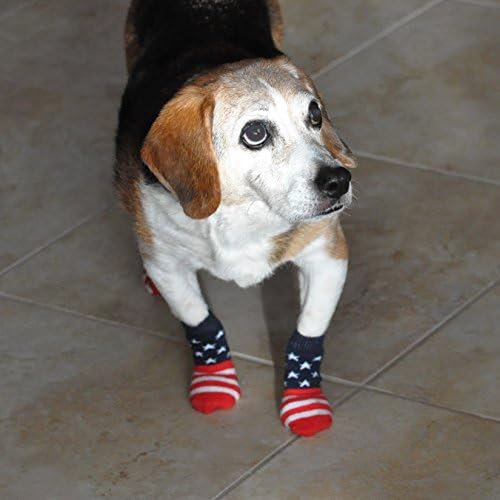Поставете ги плетените чорапи против лизгање за домашни миленици со влечење стапала за затворено носење. Лизгајте ги заштитниците на шепа за кучиња