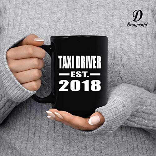 DesignSify Taxi Driver воспоставен EST. 2018 година, 15oz црно кафе кригла керамички чај чај со рачка, подароци за роденденски годишнини