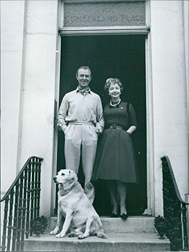 Гроздобер фотографија на Мајкл Денисон, неговата сопруга Далчи Греј и нивното куче позираат за камерата на влезната врата.