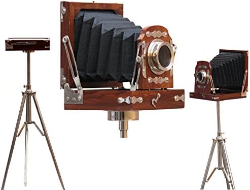Дрвен гроздобер модел на камера на челичен статив - колекционерски декор за дома и канцеларија